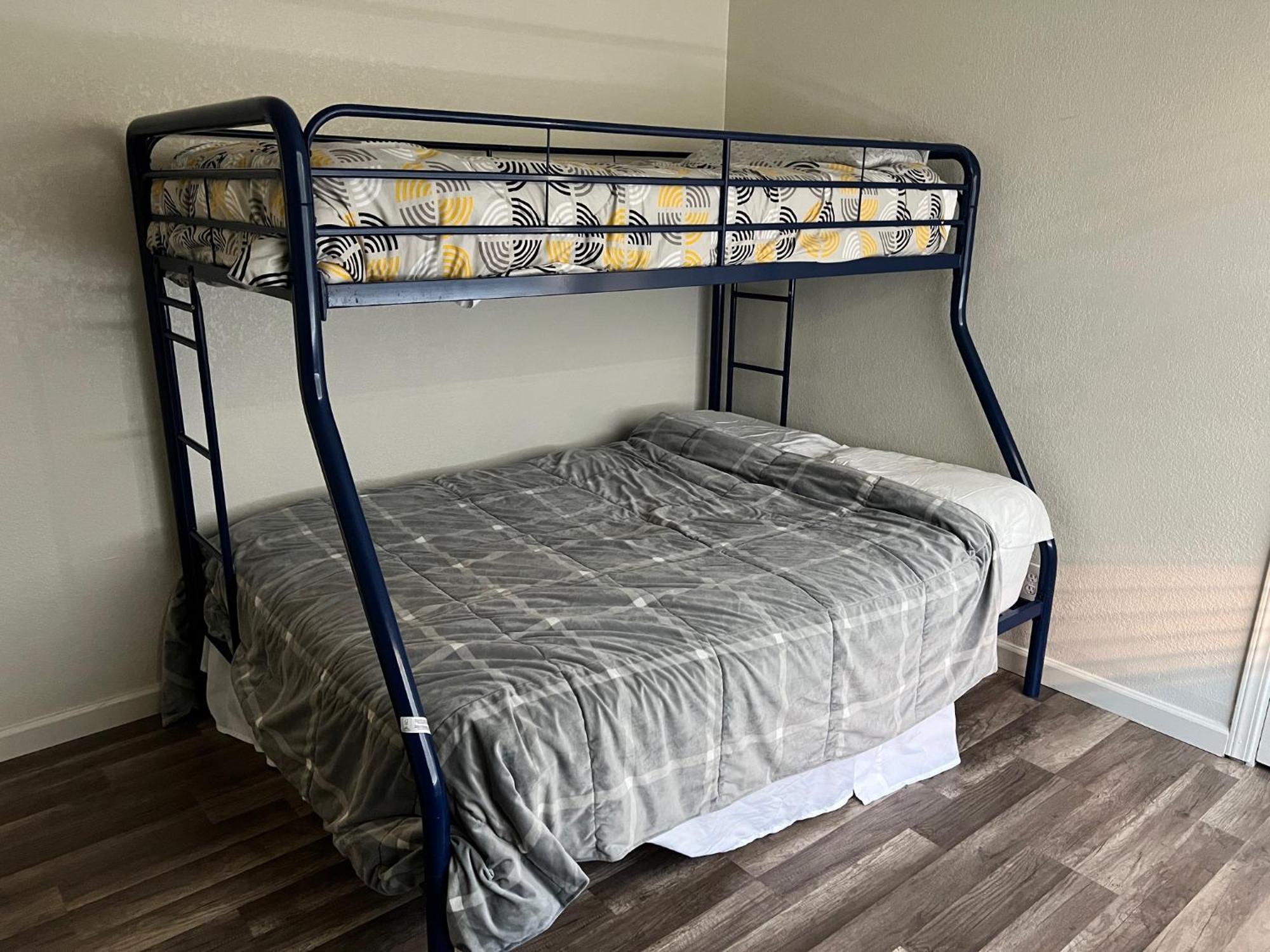 Peaceful 2Bed,1Bath Condo With Free Parking All Yours To Enjoy Fresno Eksteriør billede