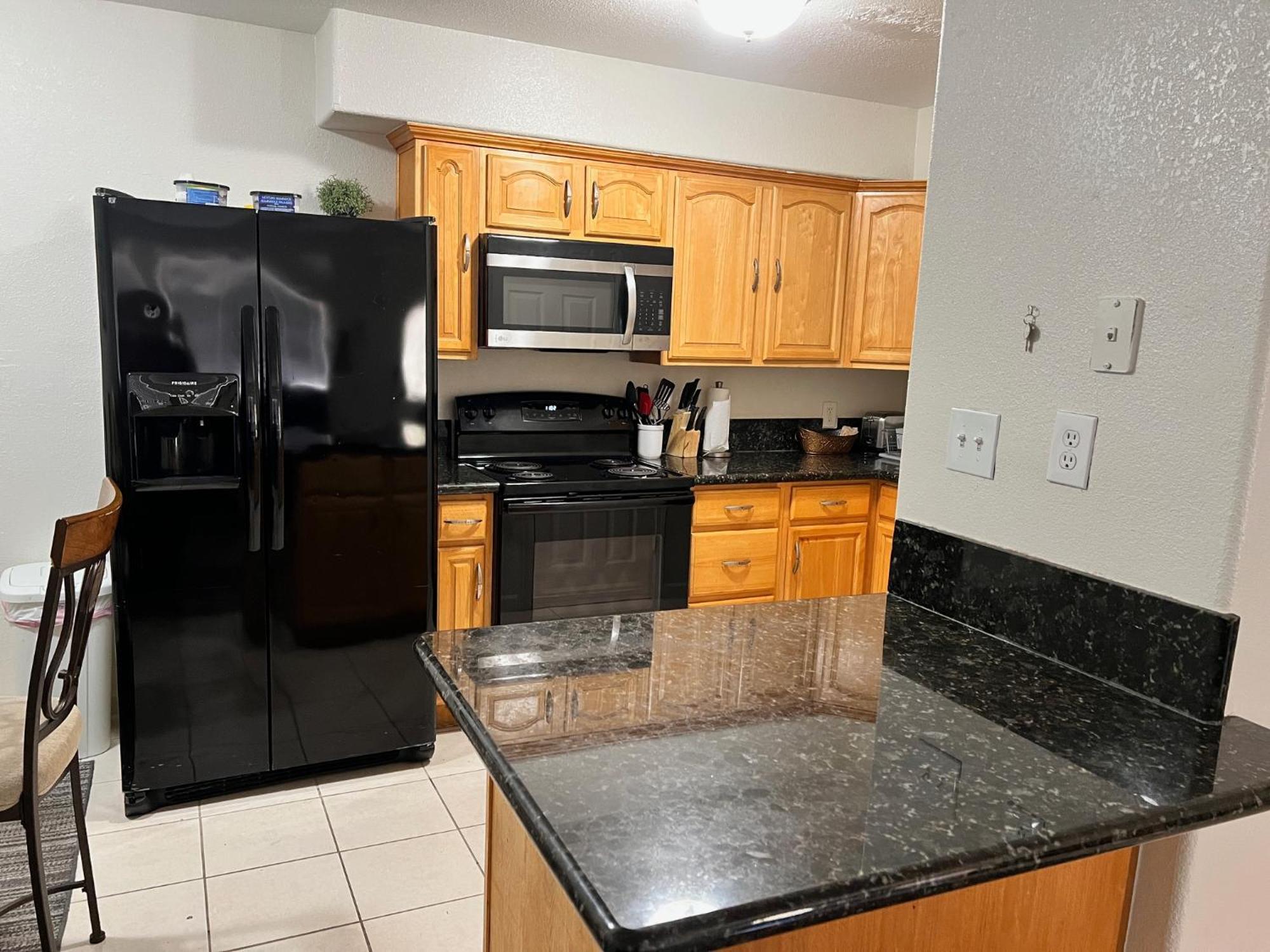 Peaceful 2Bed,1Bath Condo With Free Parking All Yours To Enjoy Fresno Eksteriør billede